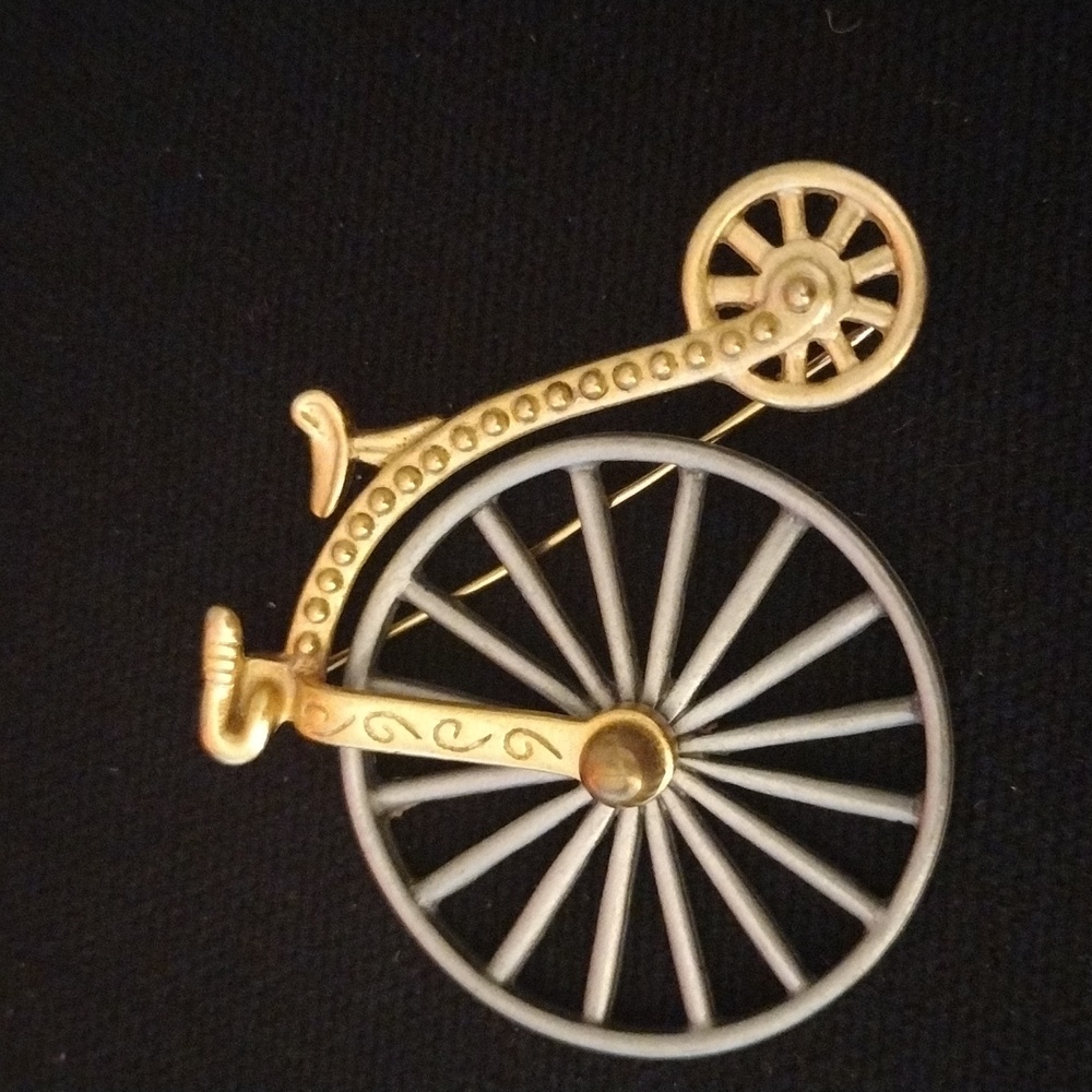 Jonette Jewelry (JJ) Two Tone Gold Tone/Pewter Bicycle Brooch W/ Moving Wheel